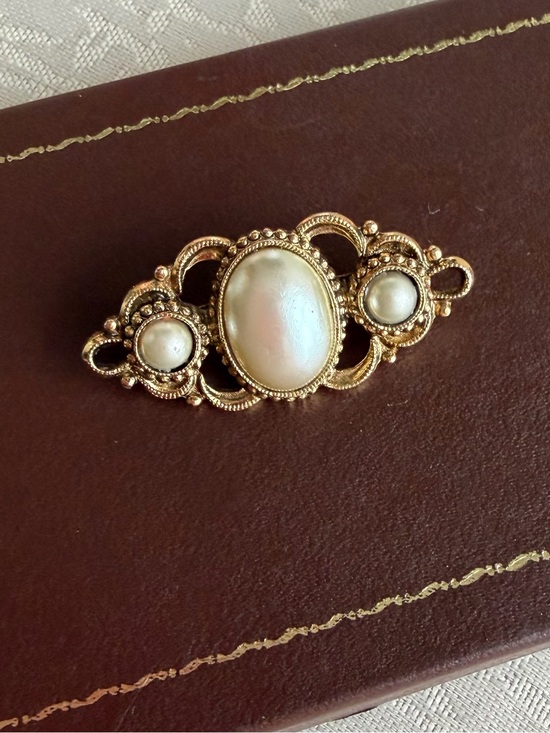 Jewelry - Gold Pearl-Accent brooch  - Women Jewelry